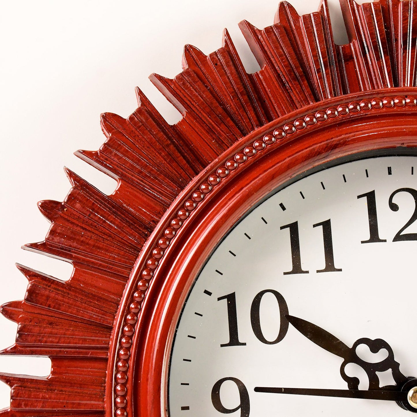 Wooden Look Round Wall Clock – Battery Operated Easy-to-Read Design for Home/Office